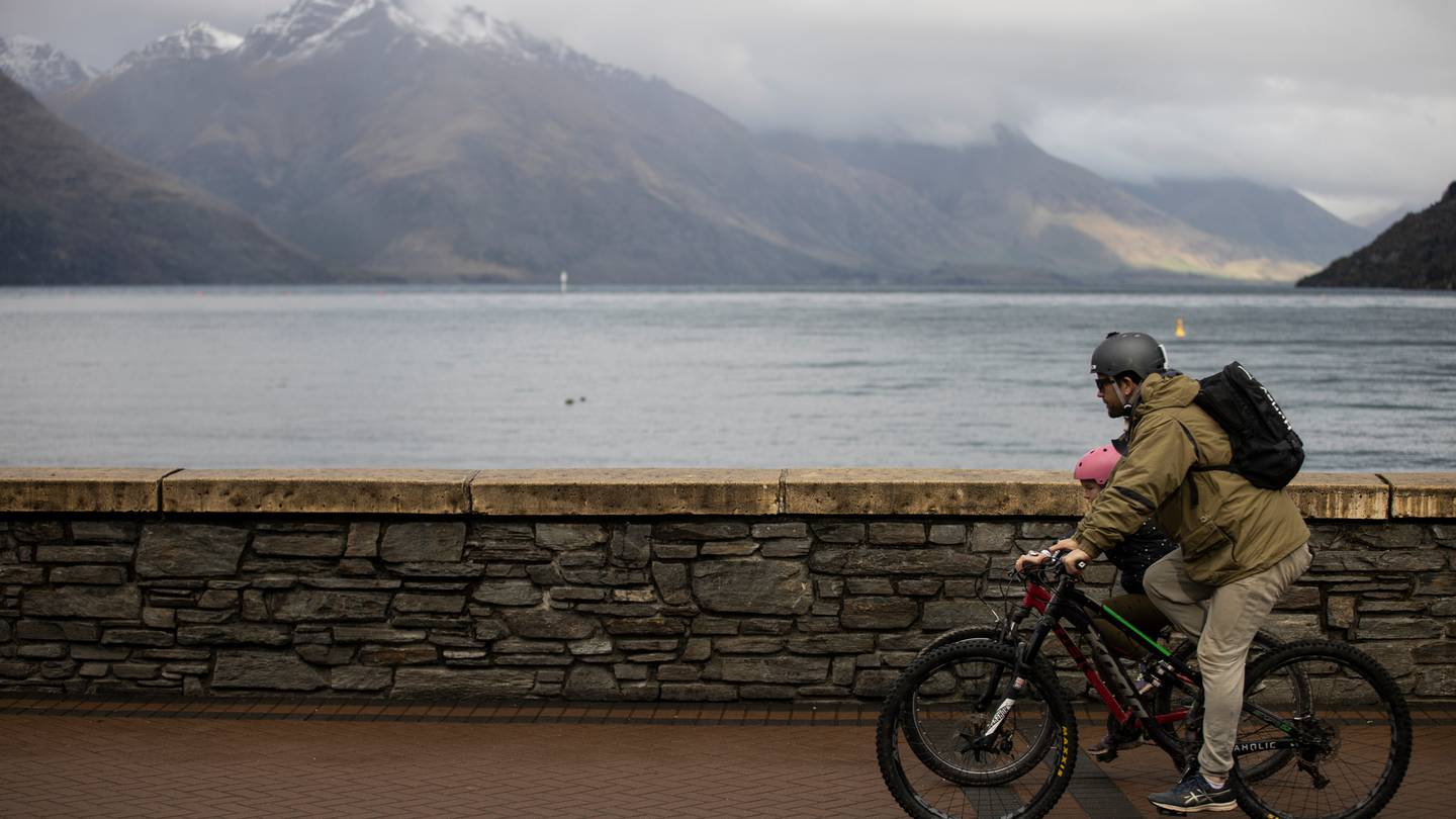 Businesses around the country, except for Auckland and Northland, are gearing up to partially open to the public once again on Wednesday. (Photo / George Heard)