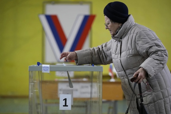 A woman casts a ballot at a polling station located in the school gymnasium during a presidential election in St. Petersburg, Russia, Friday, March 15, 2024. Voters in Russia are heading to the polls for a presidential election that is all but certain to extend President Vladimir Putin’s rule after he clamped down on dissent. Photo / AP, Dmitri Lovetsky 