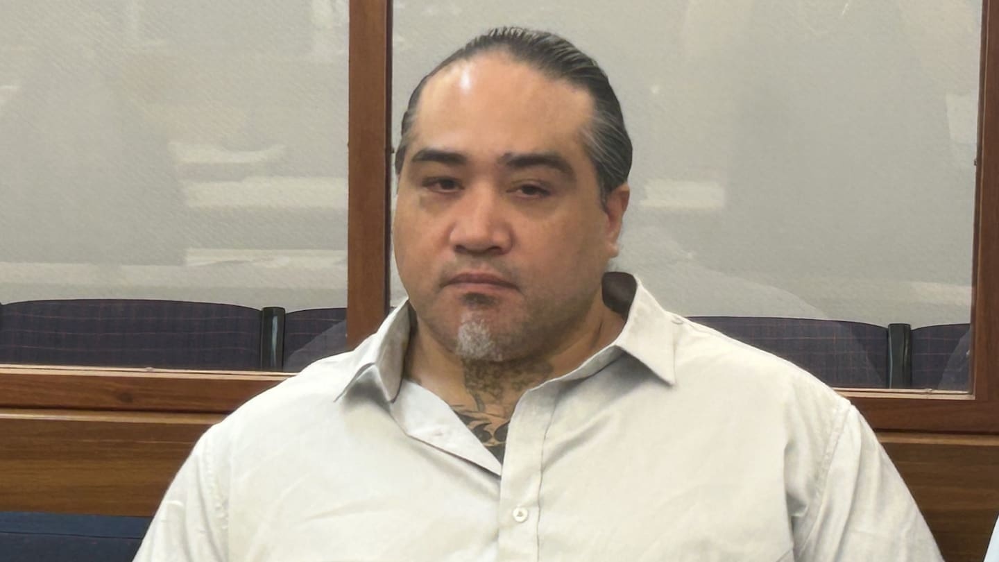 Guard smuggled drugs and alcohol into prison for inmate in exchange for sexual favours