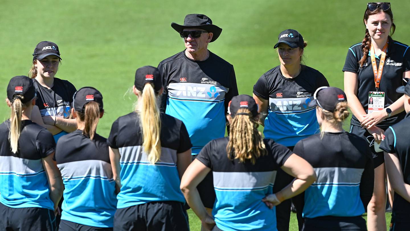 New Zealand coach Bob Carter speaks to his team before the ICC Women's Cricket World Cup 2022 cricket match between New Zealand White Ferns and South Africa. Photo / Photosport.co.nz