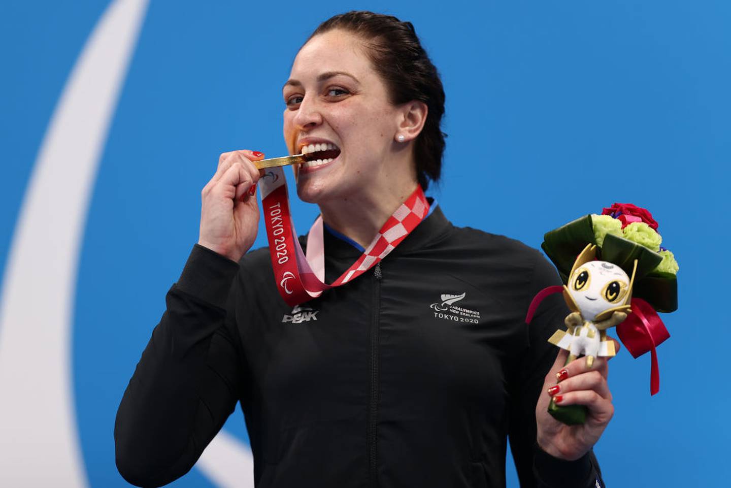 Gold medalist Sophie Pascoe reacts during the women's 200m Individual Medley - SM9 medal ceremony on day 8 of the Tokyo 2020 Paralympics. (Photo / Getty)