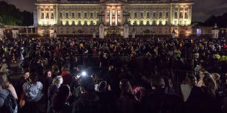 Members of the public gather outside Buckingham Palace following the announcement of the death of Queen Elizabeth II. Photo / Getty Images