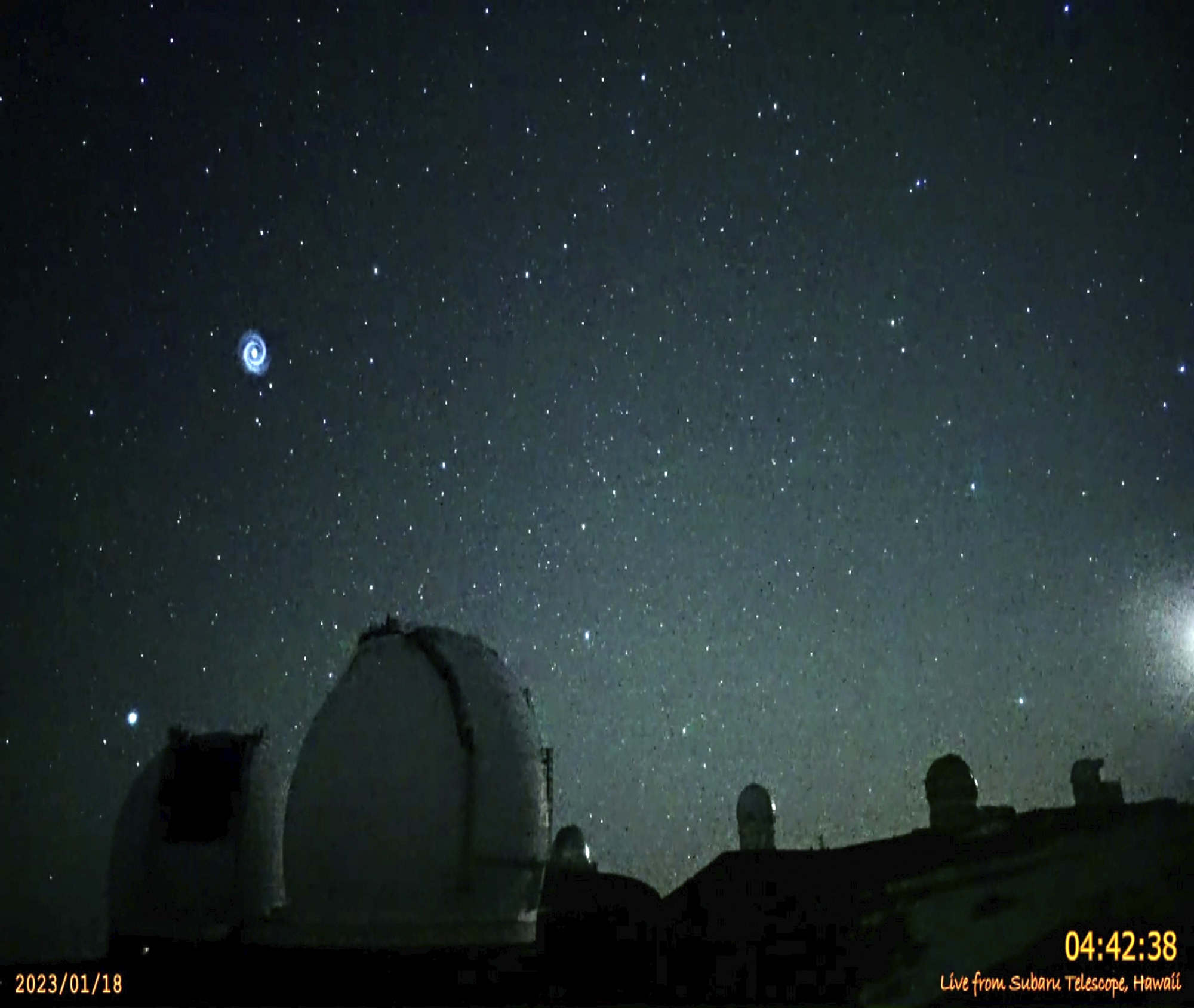 La cámara captura el cielo nocturno en espiral después del lanzamiento de un cohete SpaceX