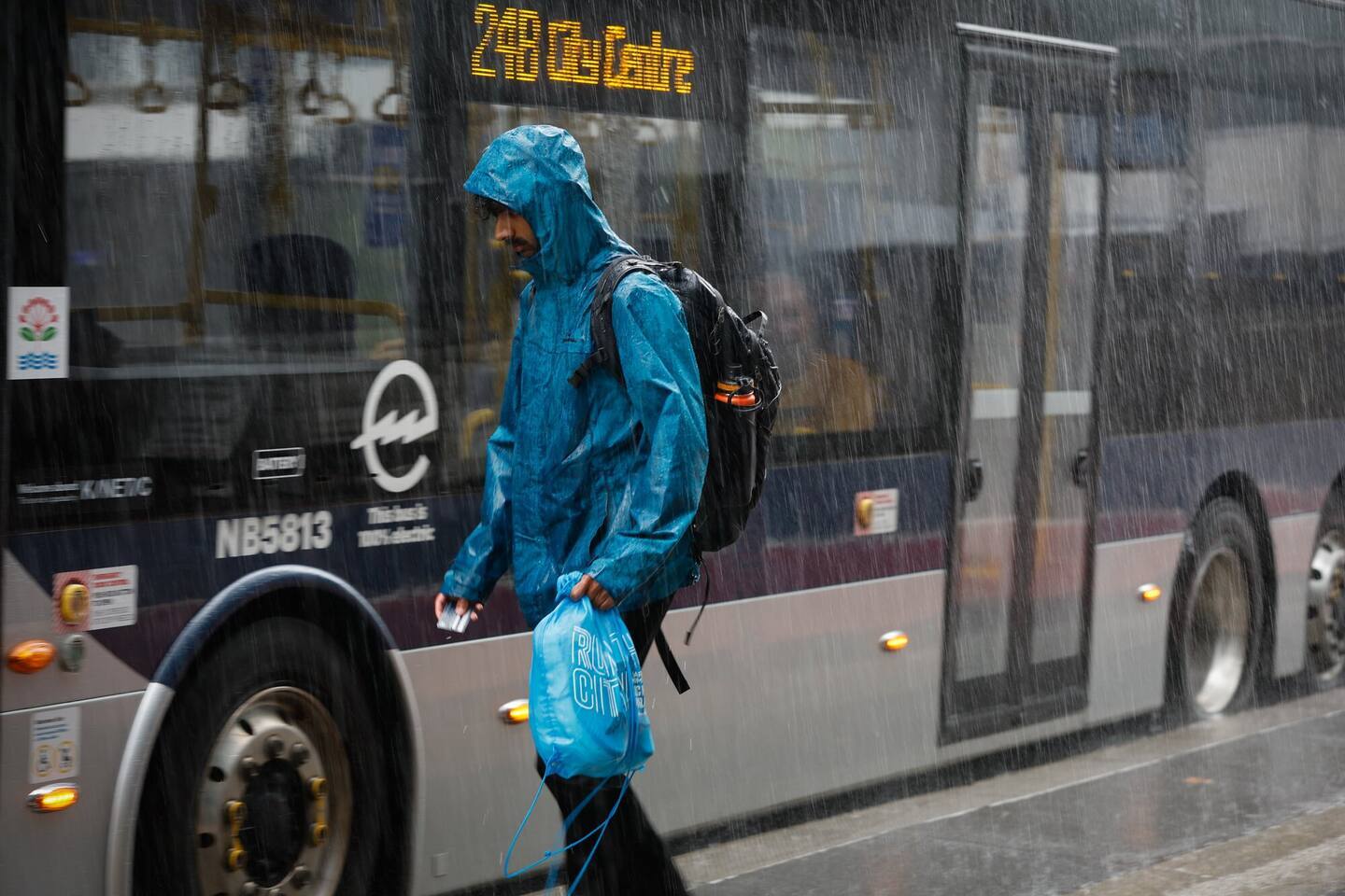 Wild week of weather ahead as tropical low brings rain, 100 km/h gales to north