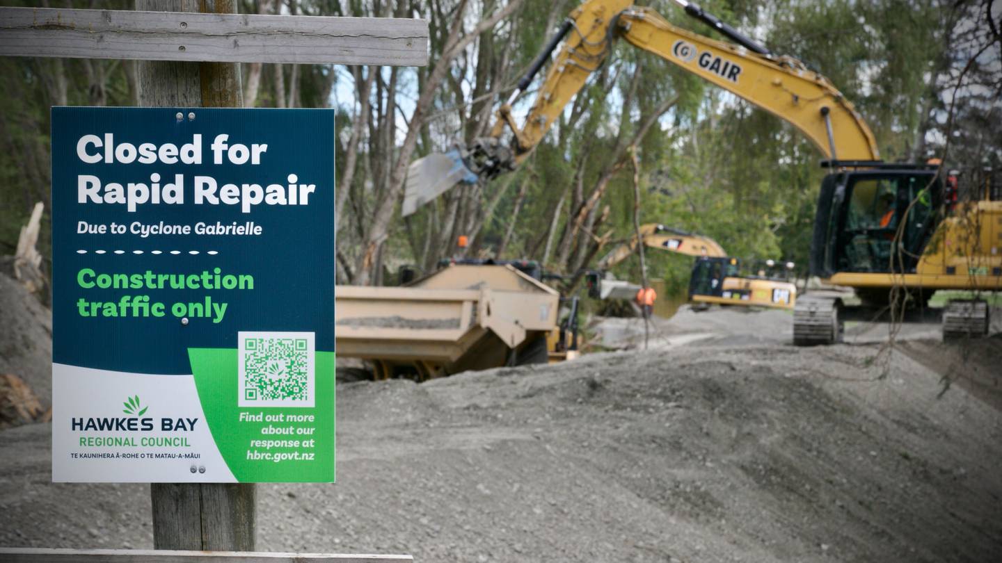 Rapid repair work undertaken at the Springfield Road stopbank breach along the Tūtaekurī River. Photo / Warren Buckland