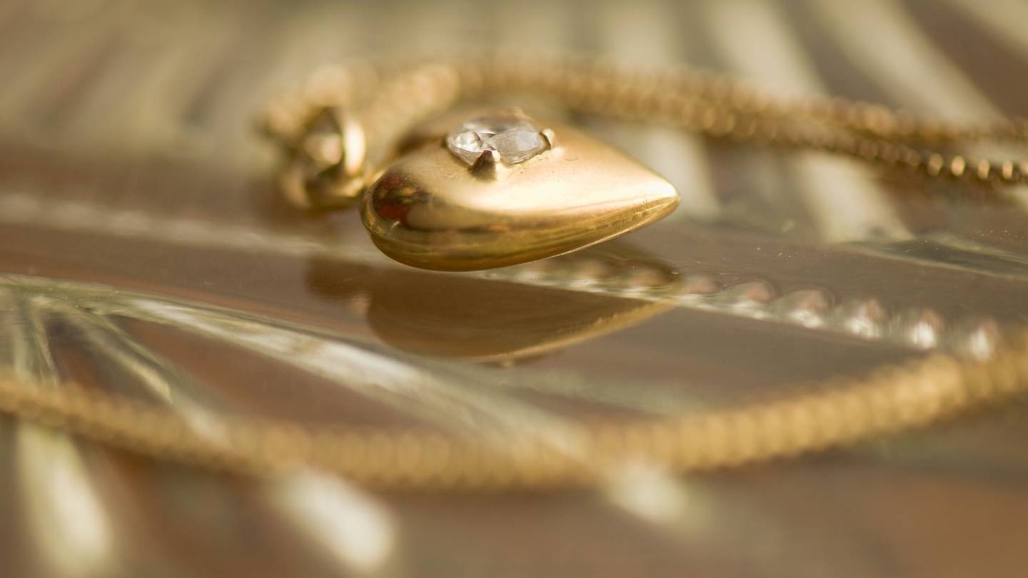 Nikora Rawiri stole a woman's handbag which contained a lock of the victim's dead son's hair inside of a locket. Photo / 123RF