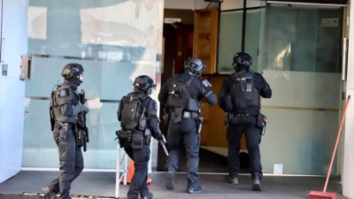 Man arrested after armed police swarm central Auckland building