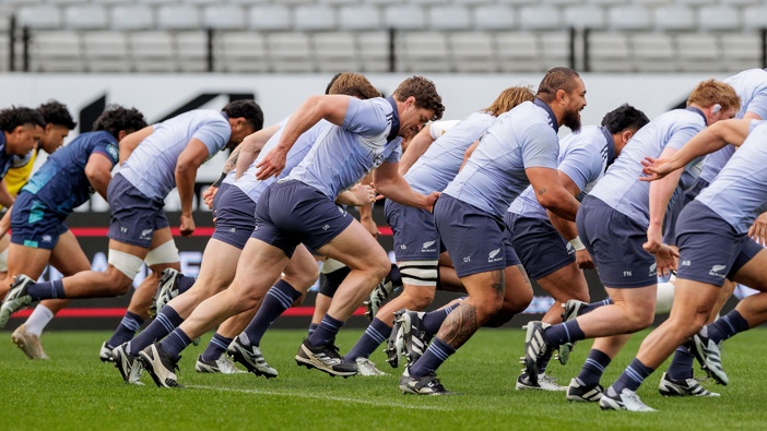 Scott Barrett (C) and the squad running during a New Zealand All Blacks training session at Eden Park on August 15, 2024 in Auckland, New Zealand. (Photo by Dave Rowland/Getty Images)