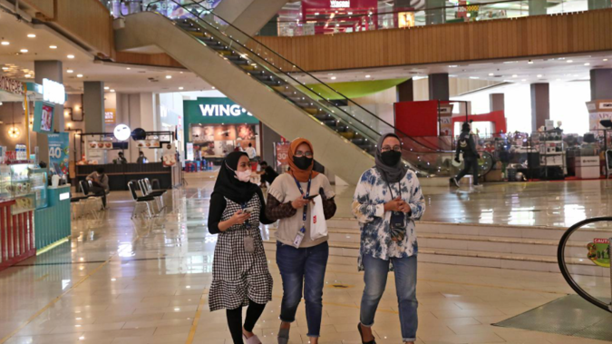 Women wearing face masks as a precaution against the coronavirus outbreak walk inside a shopping mall in Tangerang, Indonesia. (Photo / Tatan Syuflana, AP)