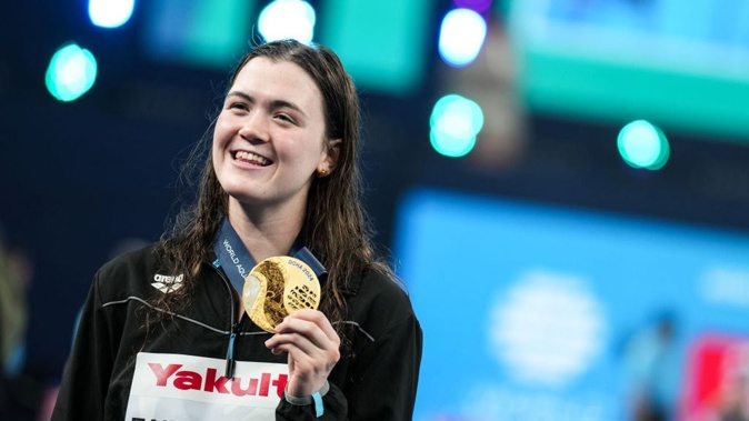 Erika Fairweather poses with her gold medal after winning the women's 400m freestyle final at the 2024 World Aquatics Championships. Photo / Getty