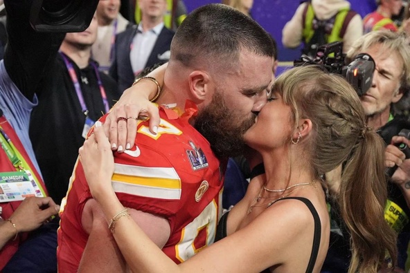 Kansas City Chiefs tight end Travis Kelce kisses Taylor Swift after Super Bowl 58. Photo / AP