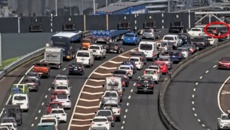 Serious crash blocks Auckland Harbour Bridge lanes as holidaymakers flee city, 22km stretch of SH1 heavily congested