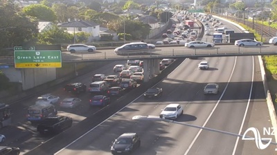 Morning misery for Auckland commuters after crash adds to motorway delays