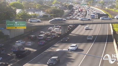 Morning misery for Auckland commuters after crash adds to motorway delays