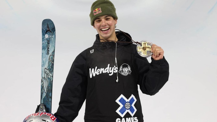 Nico Porteous celebrates with his gold medal. (Photo / Tommy Pyatt Photography)