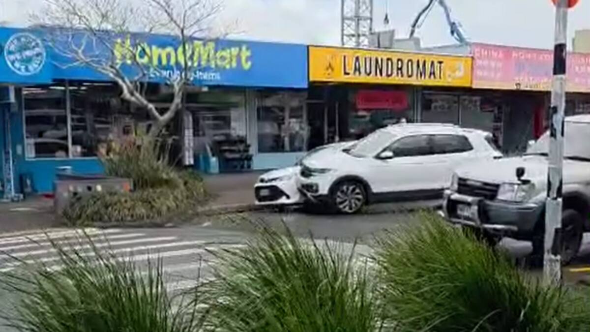 Dramatic details revealed after SUV filmed slamming into getaway car during Auckland robbery