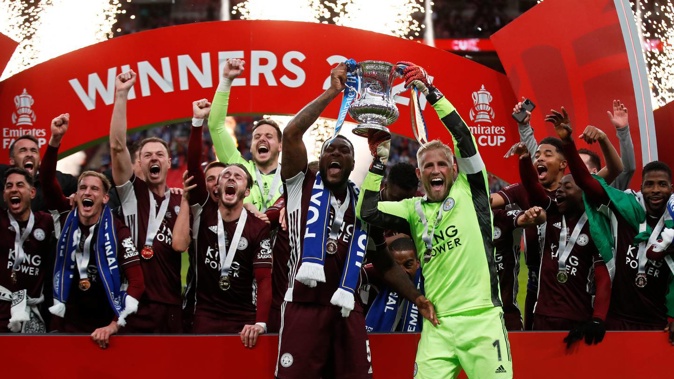 Leicester's goalkeeper Kasper Schmeichel, right, and Leicester's Wes Morgan lift the trophy after winning the FA Cup final. (Photo / AP)