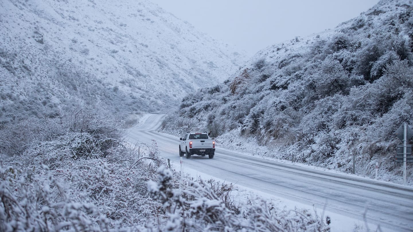 Snow falls on south, temps plunge to 3C as MetService forecasts 'bumpy' ride for Santa