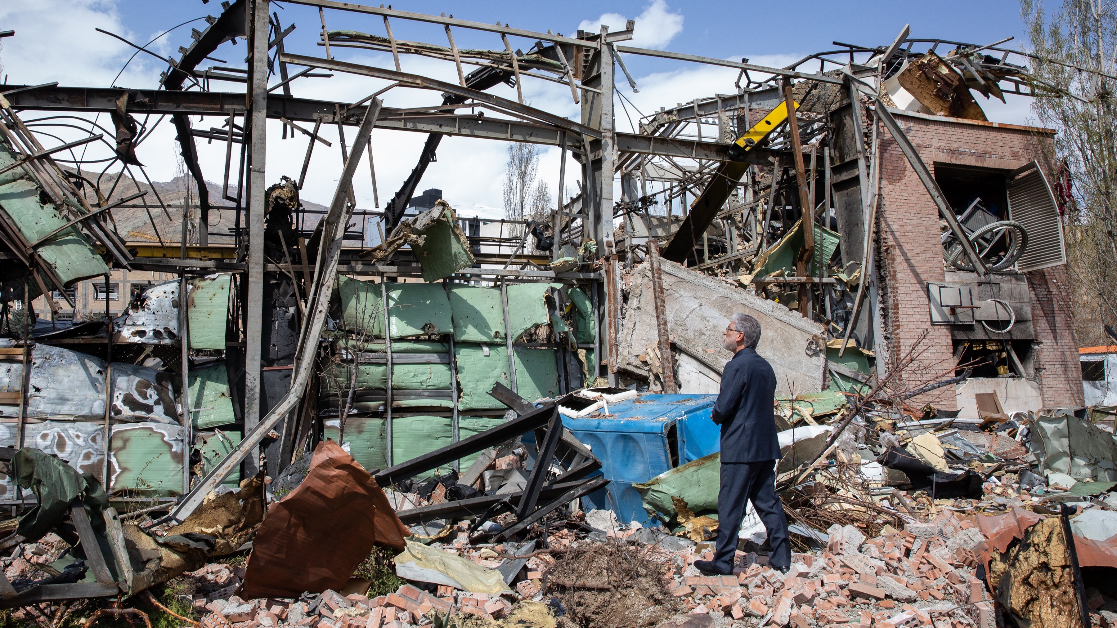 Global economy could collapse if US-Iran ceasefire fails, former Navy Chief says 