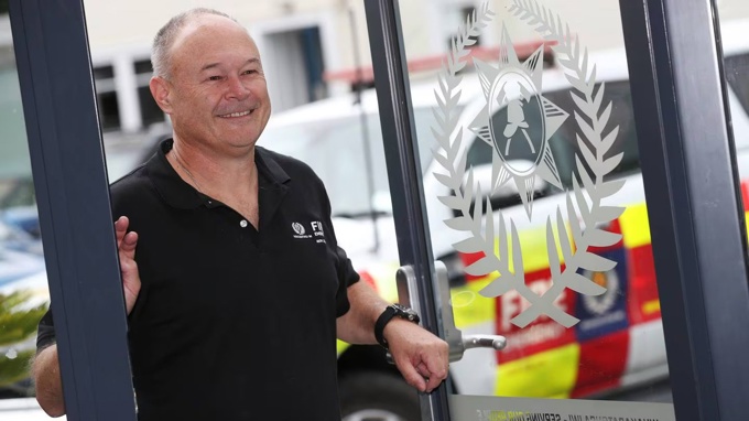Firefighter recounts fighting the Australian bushfires as he returns home