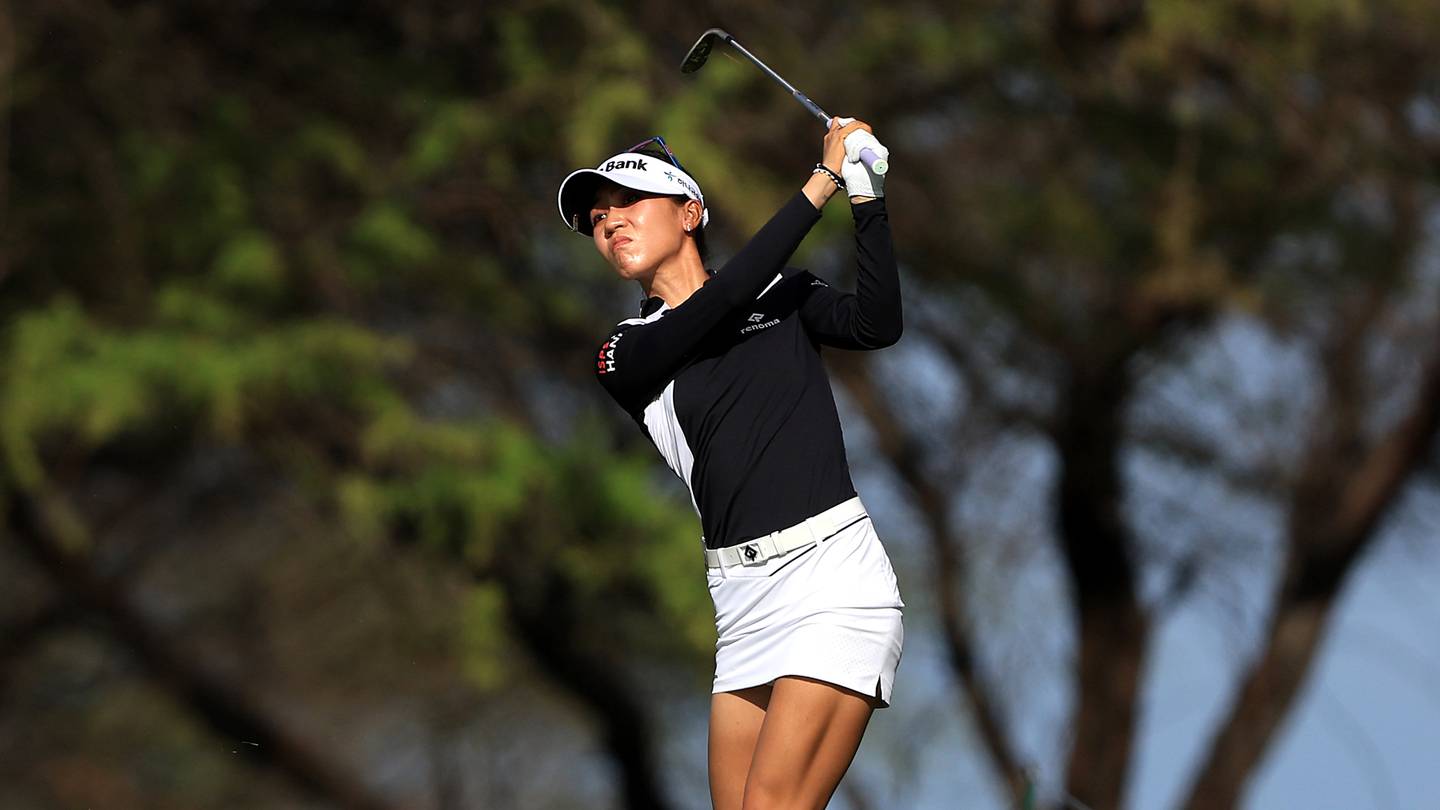 Lydia Ko chips toward the green from the eleventh fairway during the first round of the Lotte Championship. (Photo / Getty)