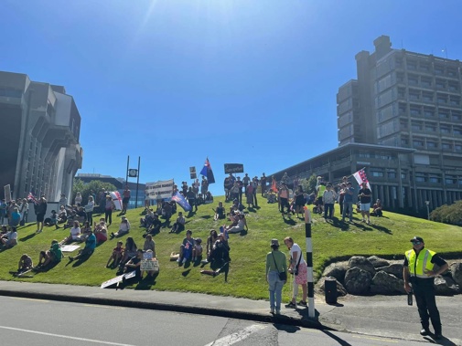 Anti-mandate protestors are marching through the streets of a student-heavy suburb in Christchurch as demonstrations in the city ramp up. (Photo / CANTA)