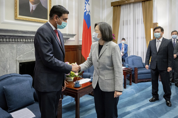 In this photo released by the Taiwan Presidential Office, Taiwan's President Tsai Ing-wen, center, shakes hands with California Rep. Ro Khanna during a meeting at the Presidential Office in Taipei, Taiwan on Tuesday, Feb. 21, 2023. Photo / AP