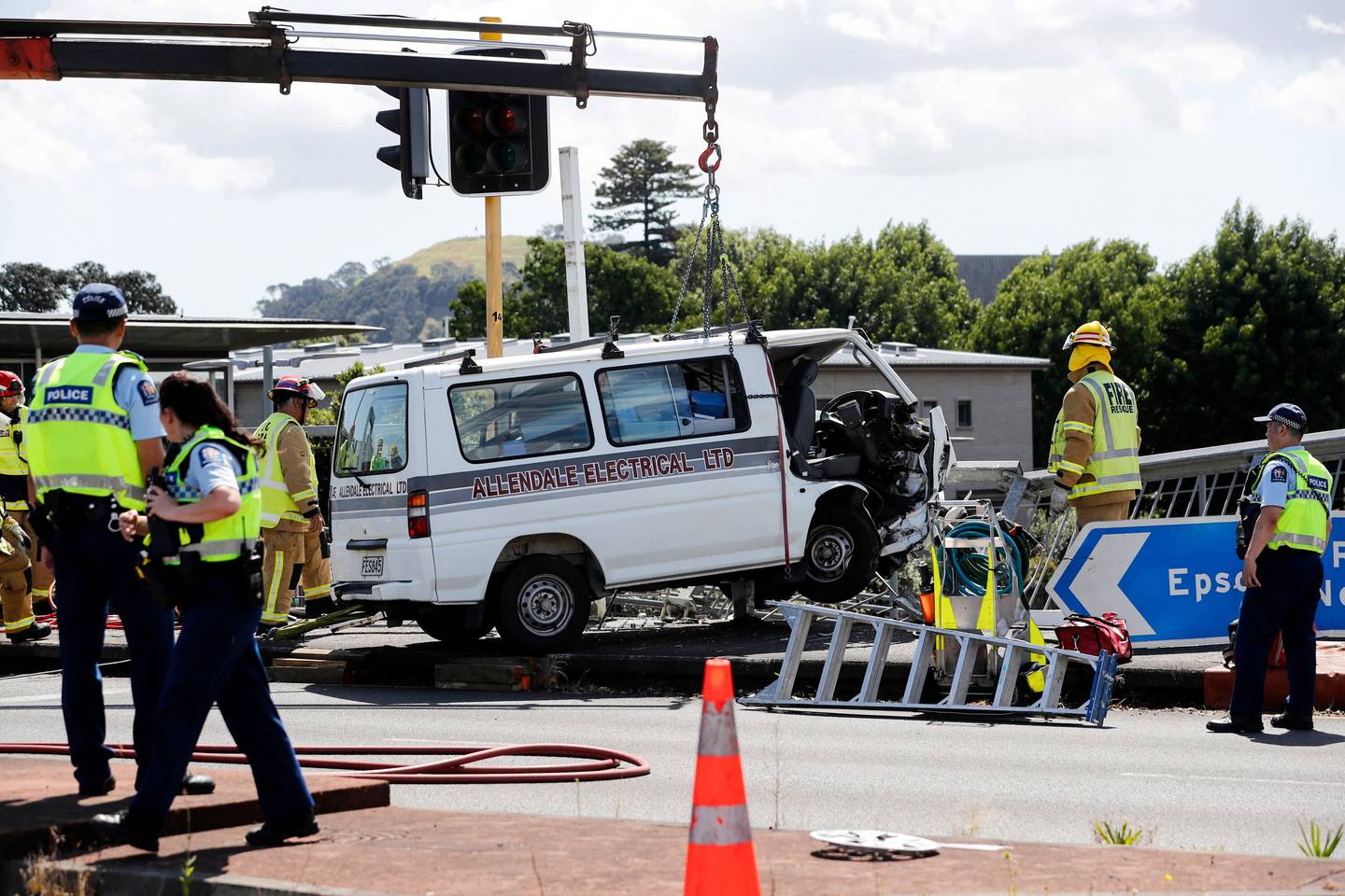 Crash on Auckland motorway overbridge causing significant delays to traffic, public transport 