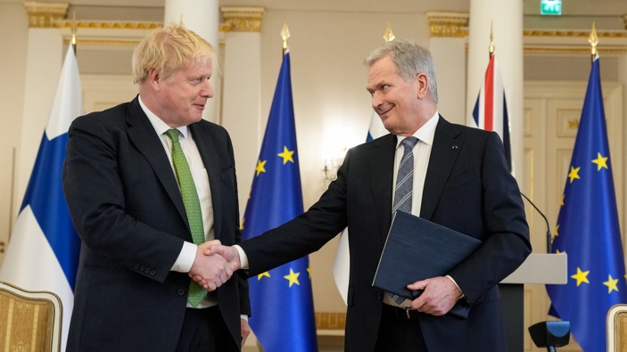 British Prime Minister Boris Johnson, left, and Finland's President Sauli Niinisto shake hands after signing a security assurance, at the Presidential Palace in Helsinki, Finland, Wednesday, May 11, 2022. (Photo / AP)