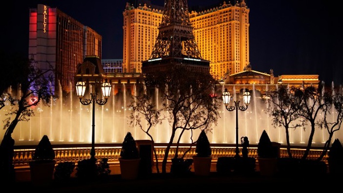 A woman watches the fountains at the Bellagio hotel-casino along the Las Vegas Strip in Las Vegas. (Photo / AP)