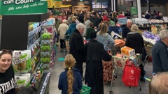 Shoppers flock to Countdown Milford on Tuesday afternoon just before lockdown is announced. (Photo / Blair Harris)