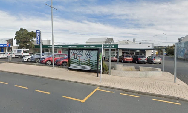 A mystery "device" closed Beach St on Torbay in Auckland's North Shore this morning. Photo / Google Maps