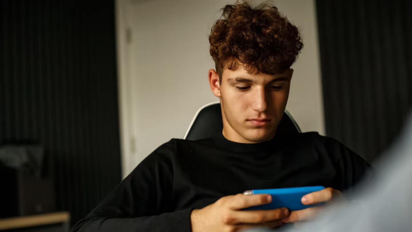 A costly spiral: Online gambling and university students