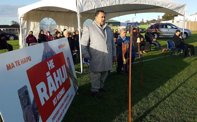 Mane Tahere, spokesman for hapū collective Te Tiahotanga, addresses the crowd. Photo / Peter de Graaf