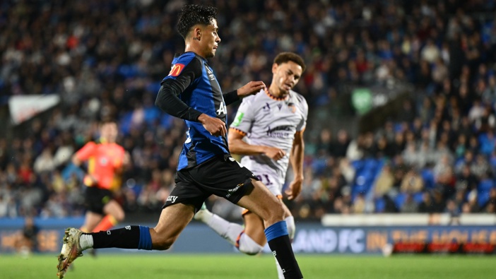 Logan Rogerson of Auckland FC makes a break during the round 28 A-League Men match between Auckland FC and Perth Glory at Go Media Stadium, on April 27, 2025, in Auckland, New Zealand. (Photo by Hannah Peters/Getty Images)