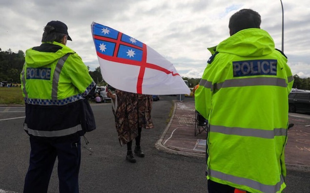 There is a heavy police presence at the Mercer border today. (Photo / Mike Scott)