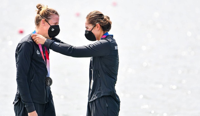Brooke Donoghue and Hannah Osborne celebrate with their silver medals. (Photo / Photosport)