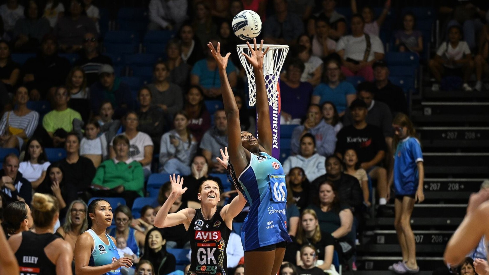Grace Nweke jumps for the ball in the Mystics win over the Magic. Photosport