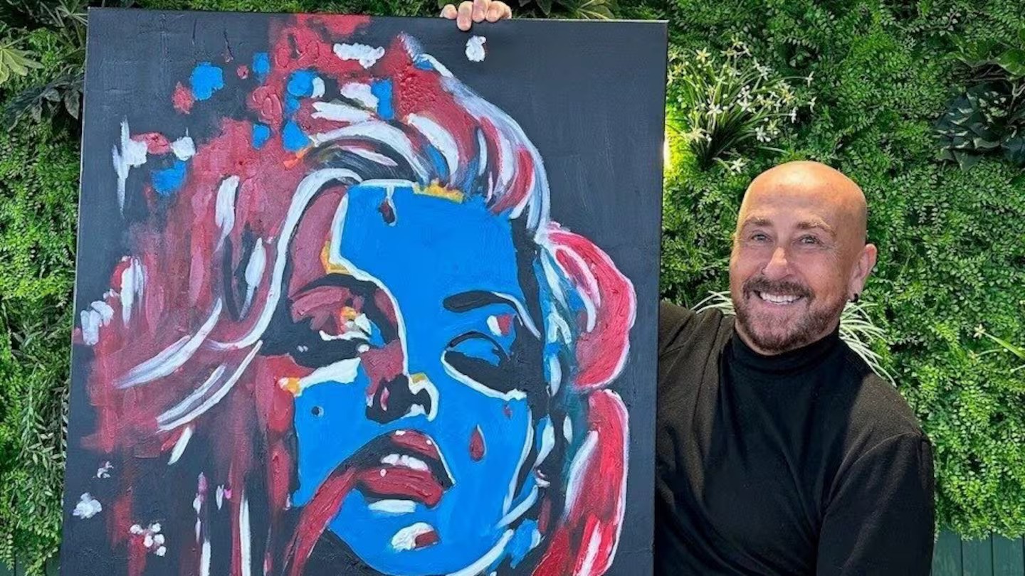 Italian scout slides into Kiwi artist's DMs with surprise invite