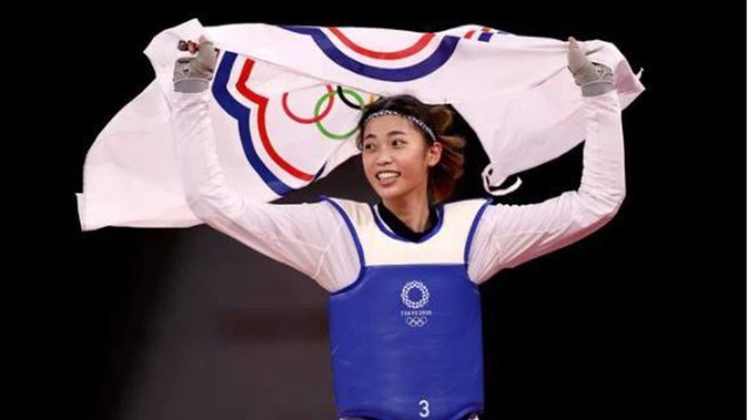 Lo Chia-ling, of Chinese Taipei (Taiwan), celebrates after defeating Tekiath Ben Yessouf, of Niger, during the Women's -57kg taekwondo bronze medal contest in Tokyo. (Photo / Getty Images)