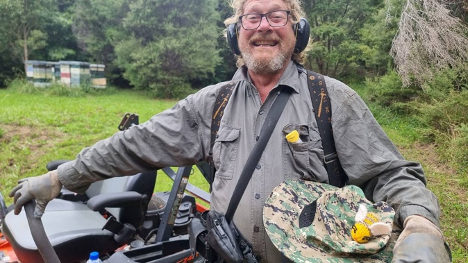 Sean Pont needed life-saving help after he suffered a severe allergic reaction from two bee stings to his head while mowing lawns on Great Barrier Island last October.