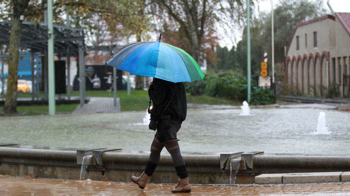 Deep subtropical low threatens heavy rain, strong winds