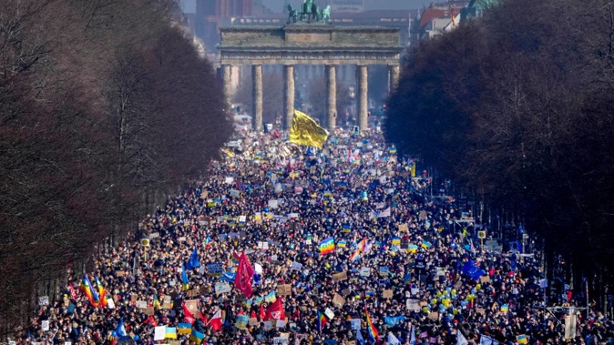 People walk down the bulevard 'Strasse des 17. Juni' ahead of a rally against Russia's invasion of Ukraine in Berlin, Germany, Sunday, Feb. 27, 2022. (Photo / AP)