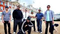 Fat Freddy's Drop on tour in London 2010. From left: Dobie Blaze, DJ Fitchie, Hopepa (aka Joe Lindsay) Jetlag Johnson, Chopper Reedz, Tony Chang. Front - Joe Dukie.