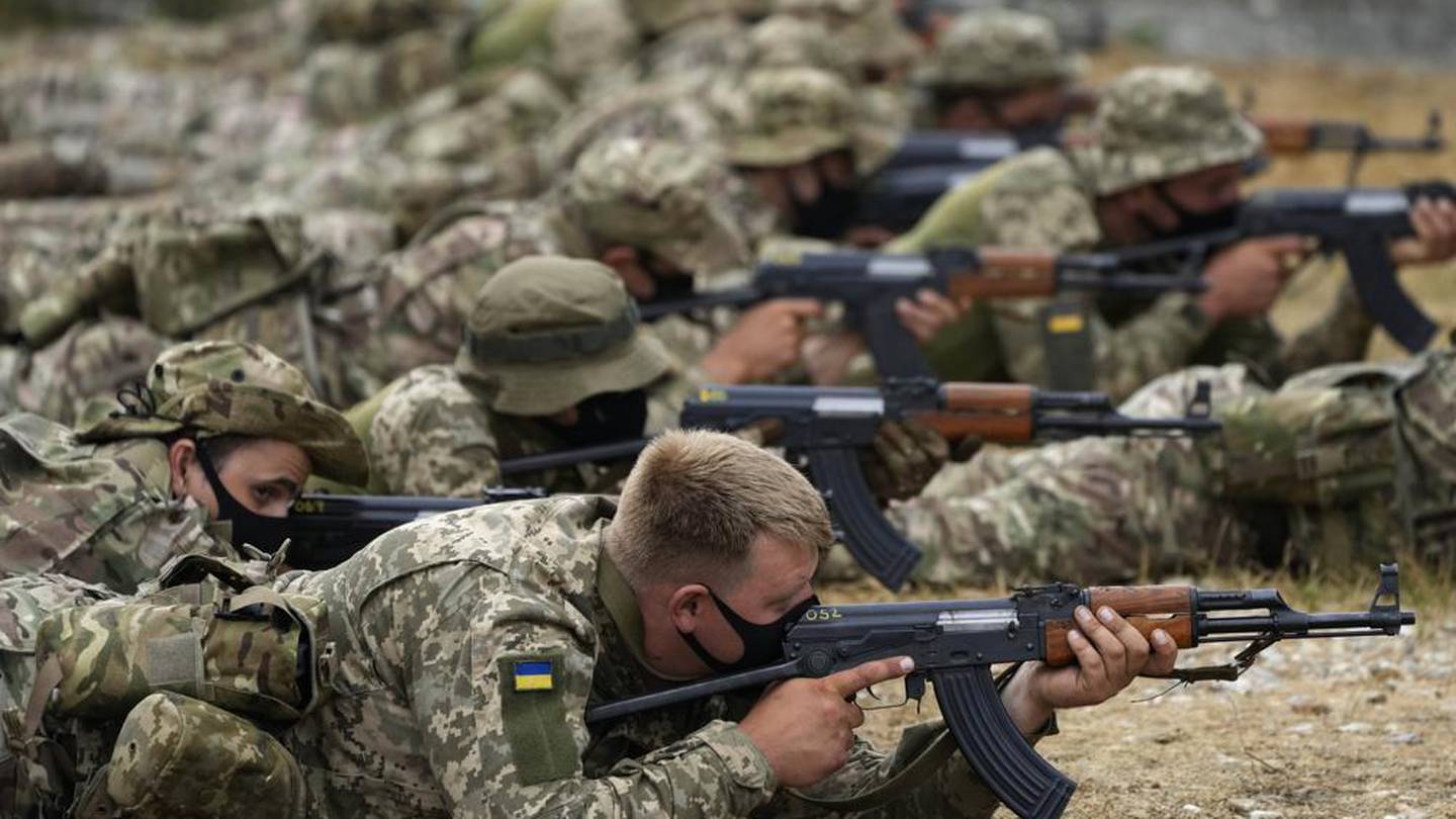 Ukrainian volunteer military recruits take part in an urban battle exercise whilst being trained by British Armed Forces. Photo / AP