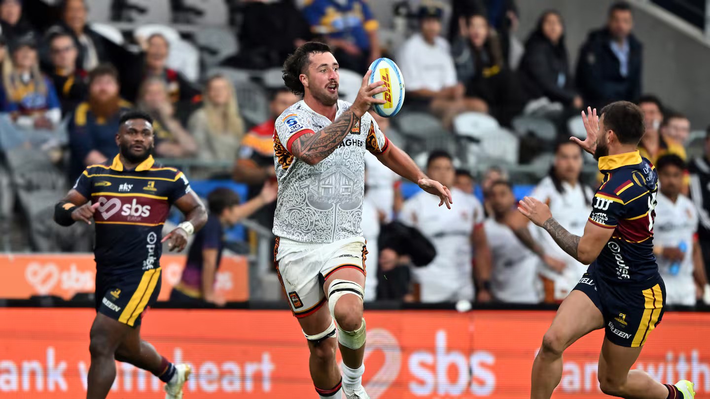Chiefs edge out Highlanders in Dunedin 
