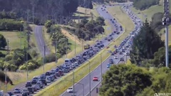 A crash on Auckland's southern motorway has blocked one lane, causing heavy traffic.