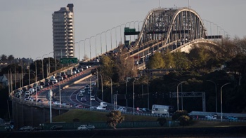 North Island braces for 'quite intense' thunderstorms, harbour bridge under wind warning