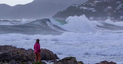 Huge waves seen in Wellington. (Photo / NZH)