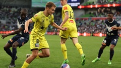 Benjamin Old of the Phoenix controls the ball during the A-League Men Semi Final match between Melbourne Victory and Wellington Phoenix at AAMI Park, on May 12, 2024, in Melbourne, Australia. (Photo by Robert Cianflone/Getty Images)